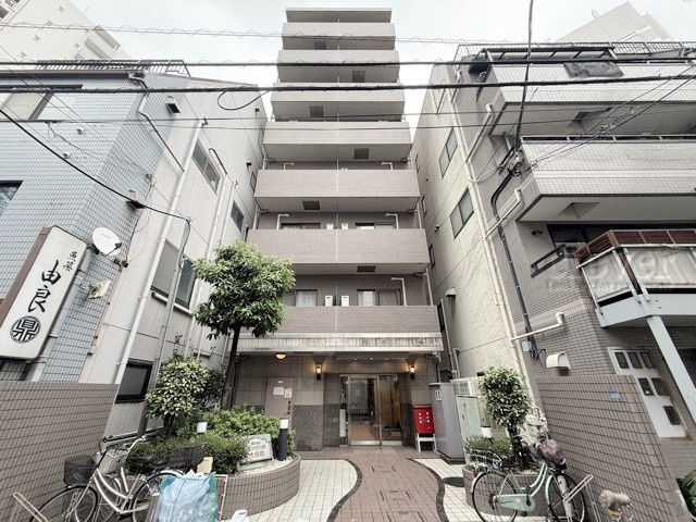 【外観】 | 日神パレステージ大井町 | 手入れの行き届いた外壁やエントランスなど、「見ればわかる」レベルで清潔感を保ったマンションです。築年数を感じさせない姿で皆様をお出迎えします。～即日のご見学可能～　お問合せはお気軽にどうぞ。
