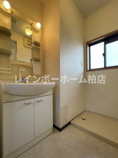 特典：仲介手数料が50％OFFです‼の洗面所|明るい洗面所です