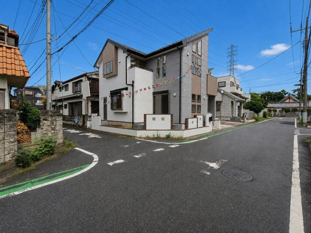八潮市　中央4丁目　中古戸建の前面道路含む現地写真|前面道路含む現地写真です