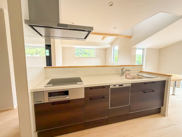 京都市北区西賀茂下庄田町のキッチン|お手入れがしやすく上部な人造大理石天板のキッチン。食器洗い乾燥機が備えられ家事の時短につながります！