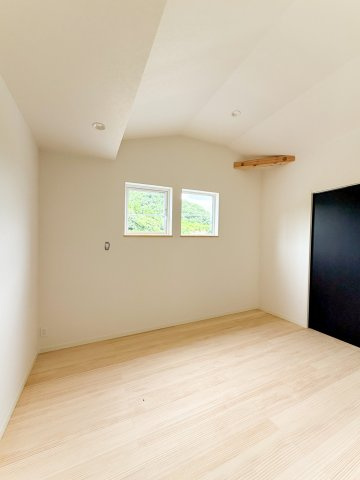 京都市北区西賀茂下庄田町の洋室|勾配天井の洋室は、構造材が一部あらわれ、木造の良い味わいが感じられます◎
