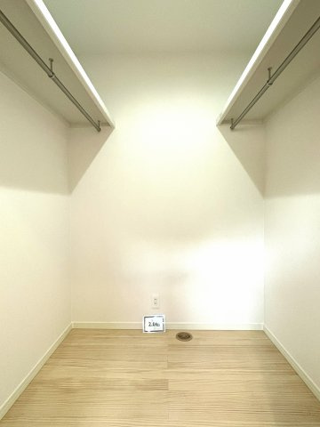 京都市北区西賀茂下庄田町の収納|1階洗面・浴室横のウォークインクローゼット。
家事動線の良い間取りとなっております。