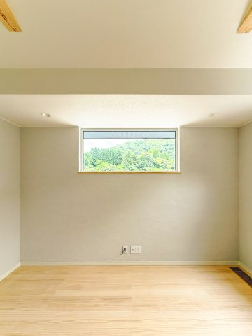 京都市北区西賀茂下庄田町の洋室|洋室の床材は、無垢のパイン材フローリングが贅沢に使用されています。