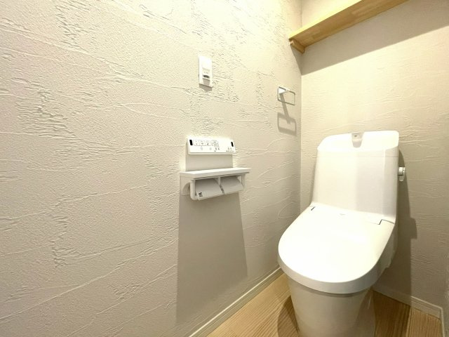京都市北区西賀茂下庄田町のトイレ|温水洗浄便座付きトイレ
清潔感のある空間です。