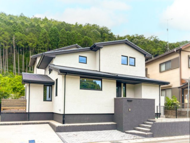 京都市北区西賀茂下庄田町の外観|ホワイトを基調とした、シンプルな外観です！！飽きがこず、愛着がわきそうな素敵なお住まいです！