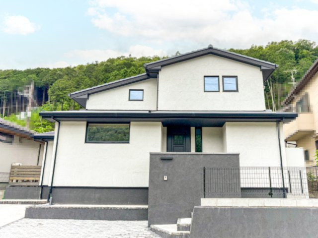 京都市北区西賀茂下庄田町の外観|駐車スペース、外構もしっかりと設計されています（駐車２台可、車種による）