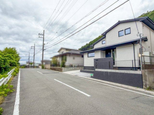 京都市北区西賀茂下庄田町の前面道路含む現地写真|都会の喧騒をはずれた自然豊かな街並みです。