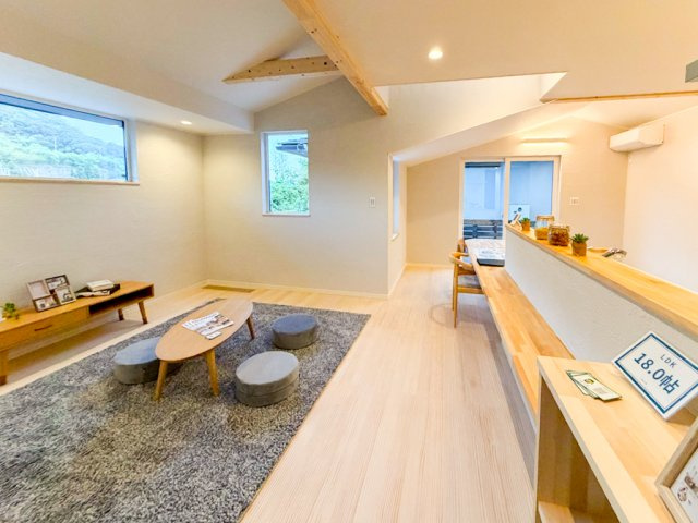 京都市北区西賀茂下庄田町の居間・リビング|吹き抜けにより広がりが感じられる自然素材の快適空。
昼間は照明をつけなくても自然光で明るい空間です。