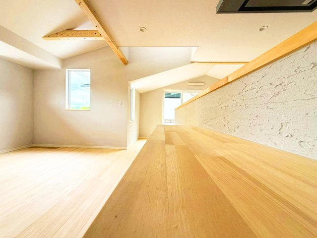 京都市北区西賀茂下庄田町の居間・リビング|カウンターデスクは、書斎やお子様の読書スペース、遊びの場など、様々にご利用可能です！