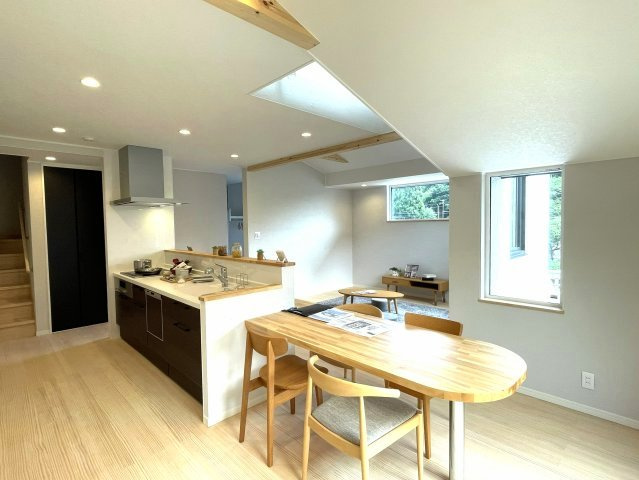 京都市北区西賀茂下庄田町の居間・リビング|カウンターキッチン横にダイニングテーブルが広がる間取り。
家事動線が考えられた間取りです。