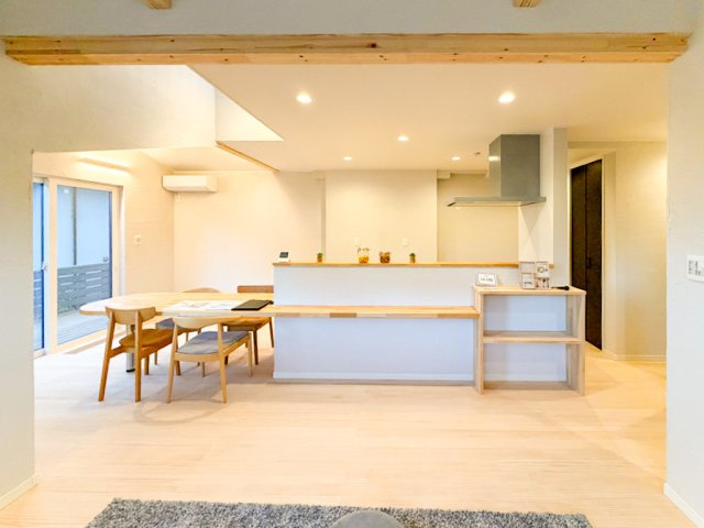 京都市北区西賀茂下庄田町の居間・リビング|ナチュラルテイストを基調とした、木質感があふれるLDKです！