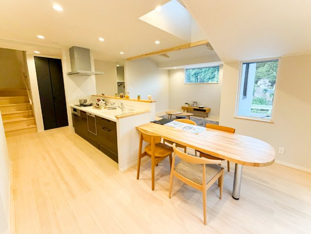 京都市北区西賀茂下庄田町の居間・リビング|キッチン横に造作のダイニングテーブルがあり、配膳の動線が短く、家事の時短に繋がります！