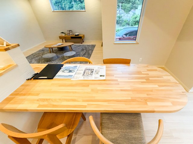 京都市北区西賀茂下庄田町のダイニング|キッチンに横づけされたダイニングテーブル。アールのデザインはお子様やお年寄りにも優しいデザインです。