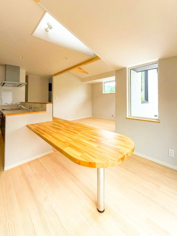 京都市北区西賀茂下庄田町の居間・リビング|ダイニングテーブル上部は吹き抜けがあり、陽がさんさんと差し込む心地よい空間です！