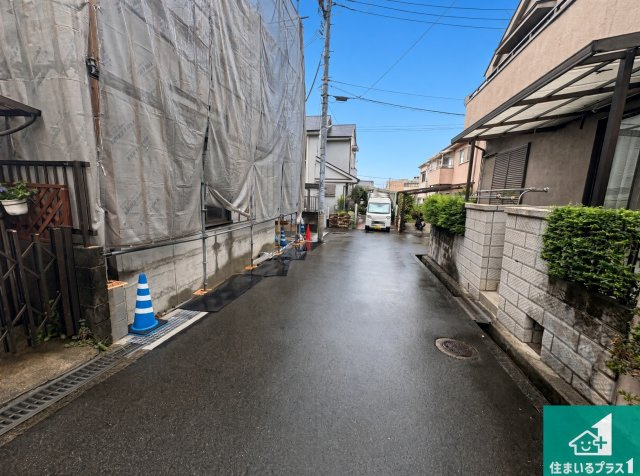 ■枚方市長尾家具町　第1期　新築一戸建ての前面道路含む現地写真|周辺は落ち着いた街並みの住宅地！子育てがしやすい住環境です！まだ未完成ですが、現地でしかわからない事もございます。是非一度ご覧ください。