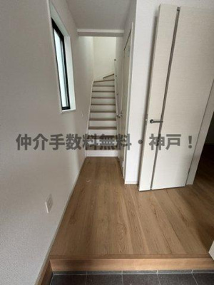 【玄関】 | 神戸市須磨区緑が丘2丁目　新築戸建1号棟　仲介手数料無料！ | 明るい玄関です