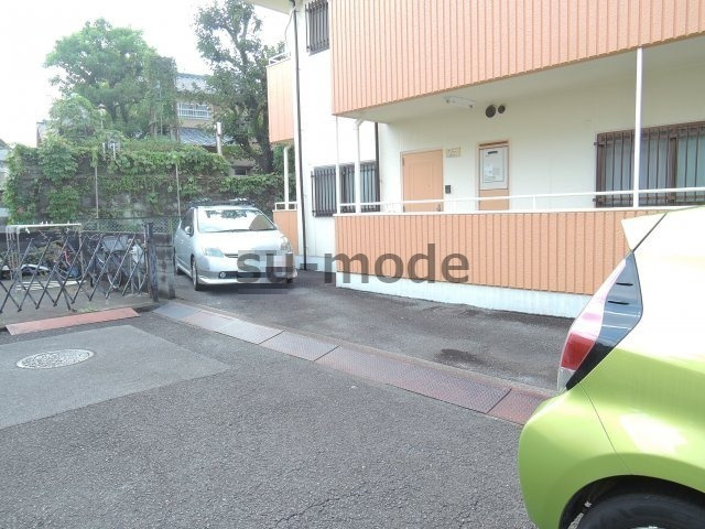 中島ハイツの駐車場