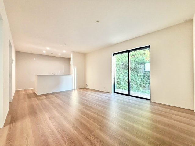 リーブルガーデン　瀬戸市五位塚町　全1棟の居間・リビング|家族が自然と集まる広々としたリビング。お子様の成長を見守りながら過ごせます。									
									