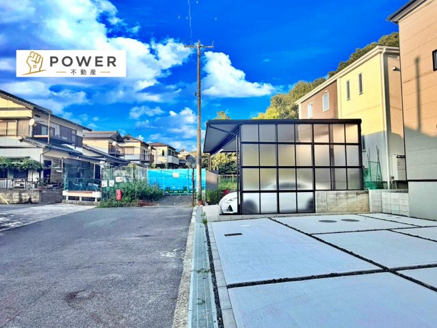 リーブルガーデン　瀬戸市五位塚町　全1棟の前面道路含む現地写真|十分な幅が確保されており、車の出し入れもスムーズ。お子様の送り迎えなど、日常の動作も快適に行えます。									
									