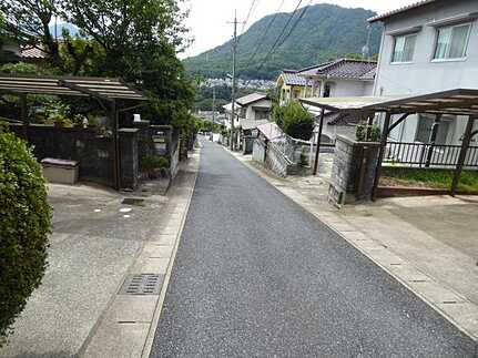安佐北区亀山6丁目中古戸建の前面道路含む現地写真
