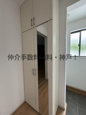 【玄関】 | 神戸市須磨区緑が丘2丁目　新築戸建2号棟　仲介手数料無料！ | 収納もある玄関です