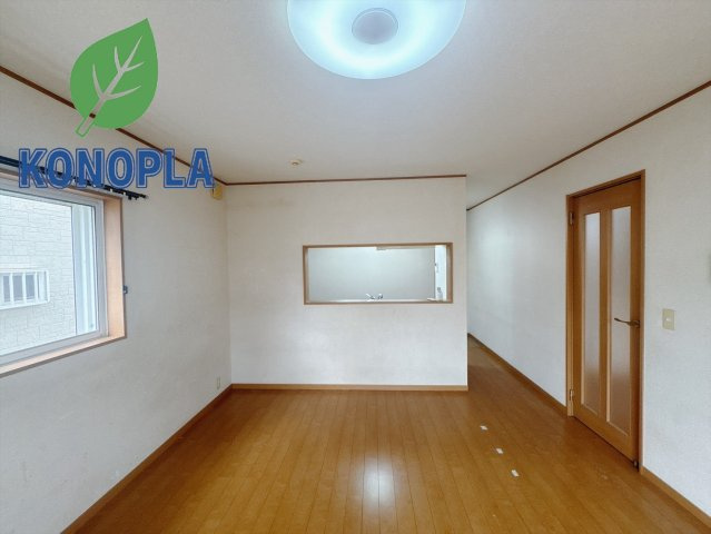 【中古戸建】高崎市倉賀野町の居間・リビング|■リビング｜落ち着きのある表情を見せるリビングダイニング。太陽の光がたっぷり差し込むリビングは、自然とご家族が集まる居心地の良い空間です。