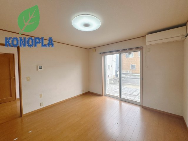 【中古戸建】高崎市倉賀野町の居間・リビング|■リビング｜窓から射し込む陽射しが縦横に広がり、あたたかな空間を形作ります♪木目のきれいなフローリングとシンプルな壁紙は、一日中家に居ても飽きることなく過ごすことができる素敵な空間です♪