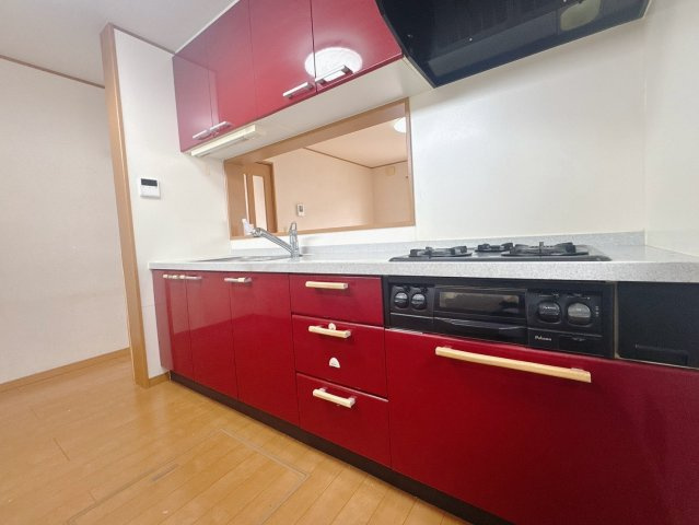 【中古戸建】高崎市倉賀野町のキッチン|■キッチン｜リビングまでの見通しが良く、家事をしながらでも、お子様の様子を見られるようになっています。お子様がいつもママのそばにいる安心感も生まれます♪