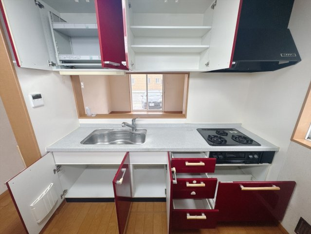 【中古戸建】高崎市倉賀野町のキッチン|■キッチン｜ワークトップ下には、圧力鍋やパスタ鍋などのかさばる調理器具もラクラク収納可能なスライド収納！ものが溢れがちなキッチン回りもスッキリきれいに管理ができます♪