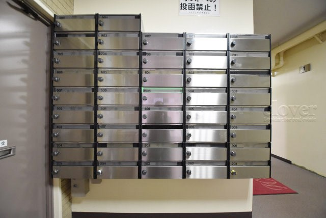 【設備】 | メイゾン牛込 | 郵便物を受け入れる住民共用のポスト。「集合ポスト」とも呼びます。ここもまた、マンションの「顔」のひとつです。～即日のご見学可能～　お問合せはお気軽にどうぞ。