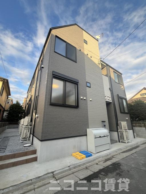 足立区東伊興３丁目のアパートの外観