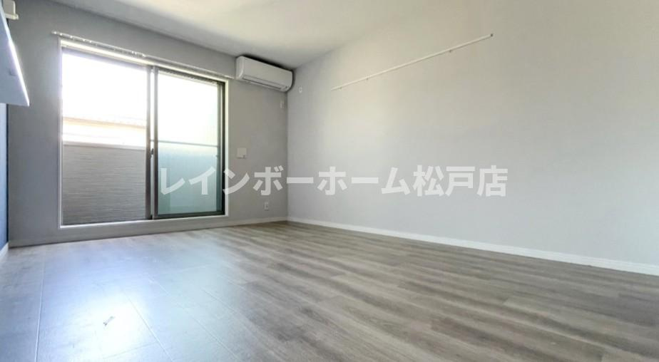 Best Stage Cabin氷川町【仲介手数料：50％OFF】対象物件！の居間・リビング|こちらのリビングで趣味の時間をお楽しみください