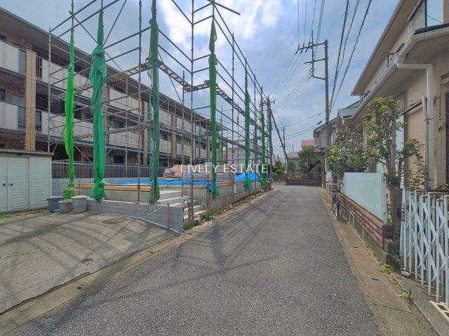 越谷市大字大里 新築分譲住宅の前面道路含む現地写真