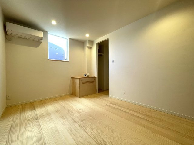 【商談中】京都市左京区岩倉長谷南の洋室|1階洋室。主寝室での利用にぴったりです。全館空調システムにより、家中が年中快適になります。