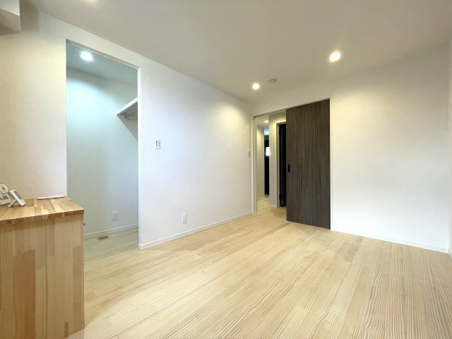 【商談中】京都市左京区岩倉長谷南の洋室|1階洋室。主寝室での利用にぴったりです。全館空調システムにより、家中が年中快適になります。大きなWICが備えられ、衣類がすっきり片付きます。
