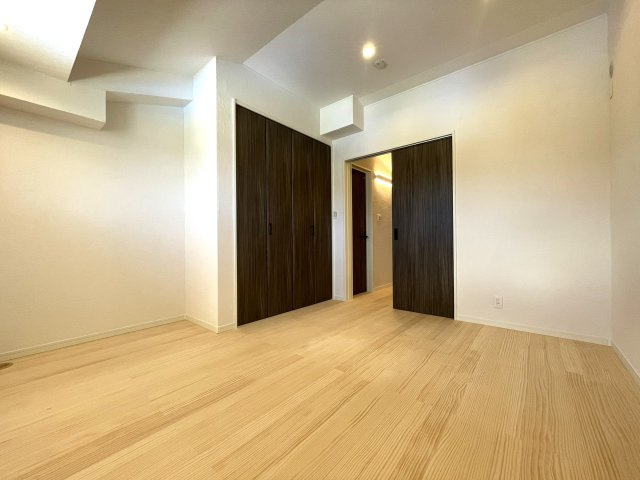 【商談中】京都市左京区岩倉長谷南の洋室|全洋室、床の仕上げ材は、無垢のパイン材のフローリング貼り。壁はシラス塗壁仕上げです！