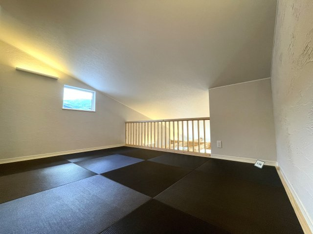 【商談中】京都市左京区岩倉長谷南の和室|2階部分のタタミコーナーは約6.0帖。勾配天井になっており、子供たちの遊び場や寛ぎのスペースなど多用途にご活用可能です！