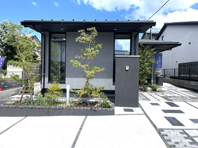【商談中】京都市左京区岩倉長谷南の外観|整えられた外構に、植栽の緑がよく映える外観です！すっきりとしたシャープな外観が印象的です！