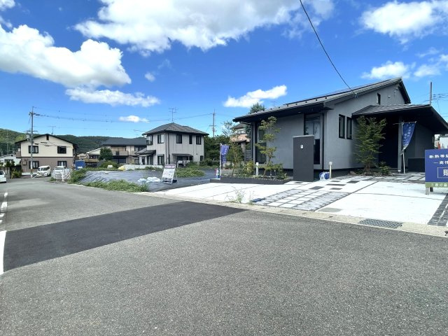 【商談中】京都市左京区岩倉長谷南の前面道路含む現地写真|周辺は山並みの眺望が広がるのどかな景色を臨むことができます◎