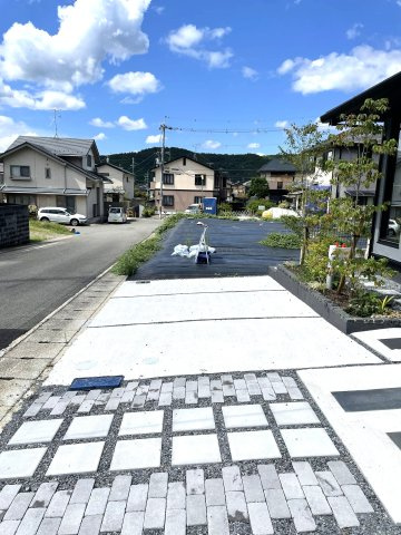 【商談中】京都市左京区岩倉長谷南の駐車場|駐車場も土間コンクリート一択ではなく、敷石や砕石など、お住まいに合わせてデザインされています！