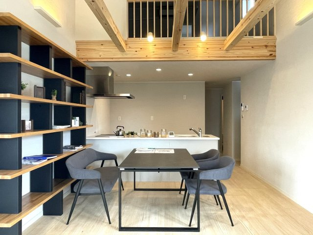 京都市左京区岩倉長谷南の居間・リビング|天井には梁があらわされ、構造が意匠デザインに反映されたワンランク上のお住まいです◎