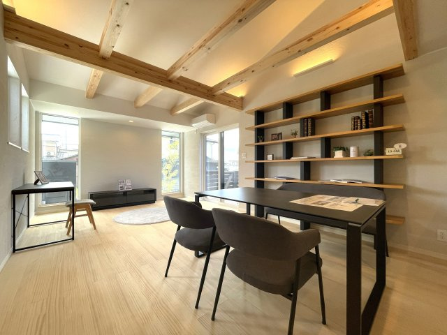 京都市左京区岩倉長谷南の居間・リビング|外部からの視線に配慮された、工夫のある窓の取り方がされ、プライベート感を存分に感じられます。