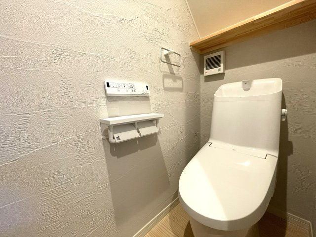 京都市左京区岩倉長谷南のトイレ|手洗いつきの清潔感あふれるお手洗いです！
トイレは2階にもあり、朝の混雑時や来客時に重宝します！