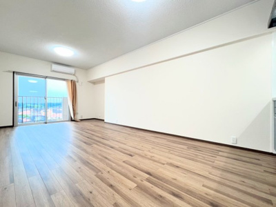 【居間・リビング】 | 柿生住宅　柿生駅約14分/南西向きバルコニー | ◆一家だんらんのスペースとなるＬＤＫ。窓から明るい光が差し込み、思わず家族の会話も弾む快適な空間。