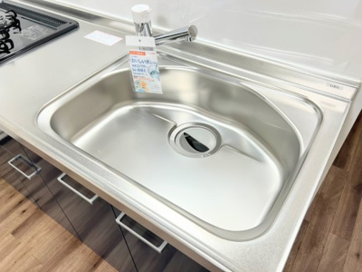 【キッチン】 | 柿生住宅　柿生駅約14分/南西向きバルコニー | ◆広々したキッチンシンク。洗い物が多い時にも快適にご利用いただけます。