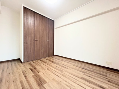 【洋室】 | 柿生住宅　柿生駅約14分/南西向きバルコニー | ◆子どものスタディ空間として、あるいは書斎やホビールームとして生活スタイルに合わせて使えるプライベートルーム。居心地のいい落ち着いたインテリアが似合います。