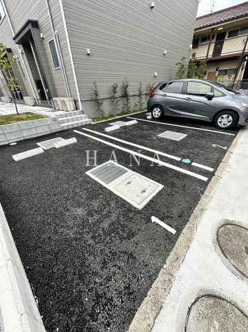 リーブルファイン足立辰沼の駐車場