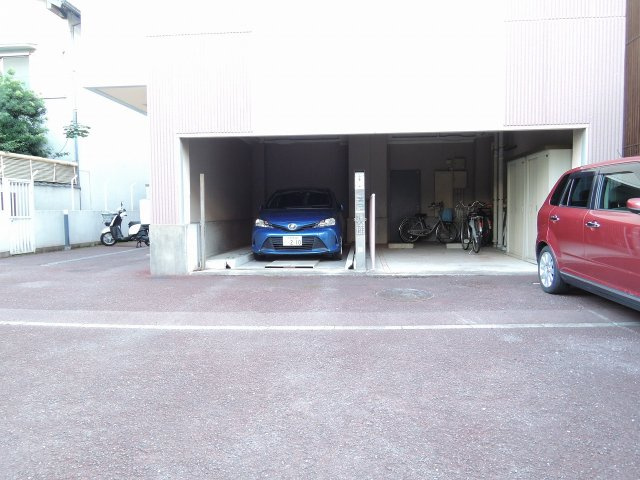 ヴィラージュ城北の駐車場