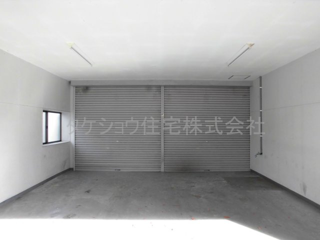 博多駅南貸倉庫の駐車場|1階シャッター前は車2台駐車可能※現況優先