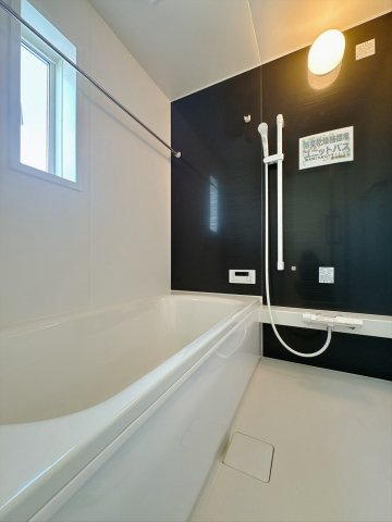 【新築戸建】佐野市天神町第5の浴室|■浴室｜清潔感あふれる浴室には、カビを防ぎ雨の日でも洗濯物を乾かせられる浴室暖房乾燥機を標準装備しております♪毎日のお手入れが楽になります。